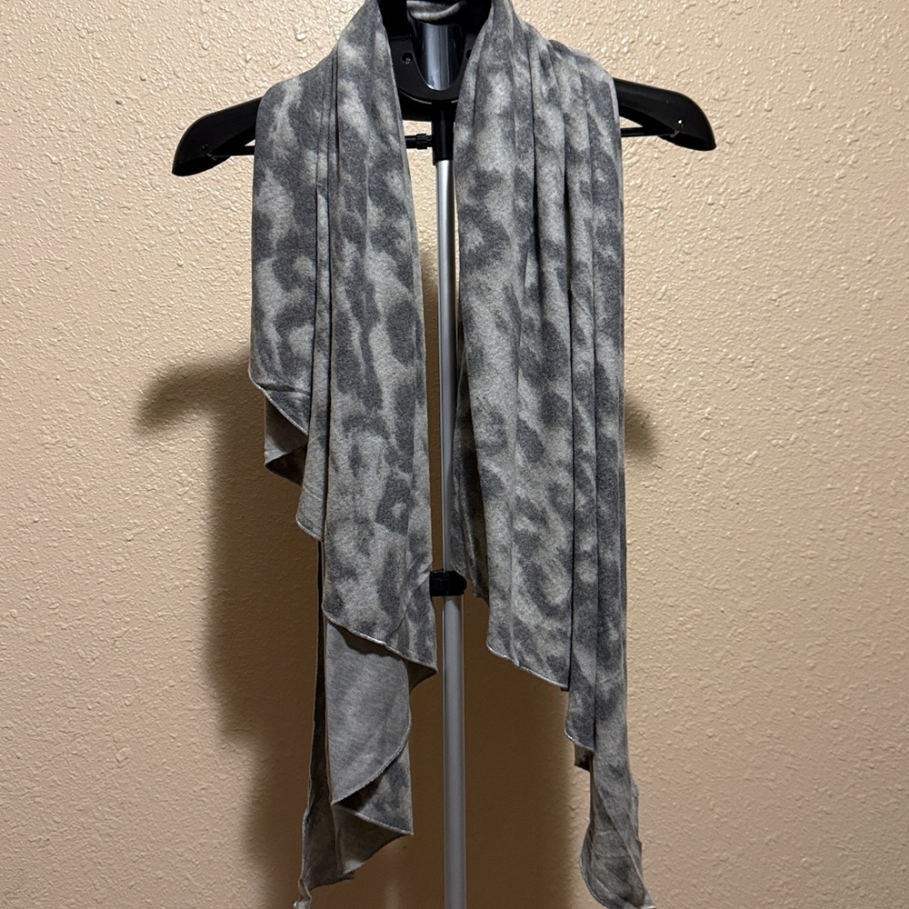 Gray & White Leopard print shawl scarf wrap by Mystree feels like cashmere soft - Picture 9 of 11